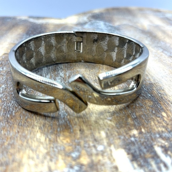 Bracelet Contemporary Style Big Bold hinged Clapper-style silver plated cuff - Picture 5 of 9